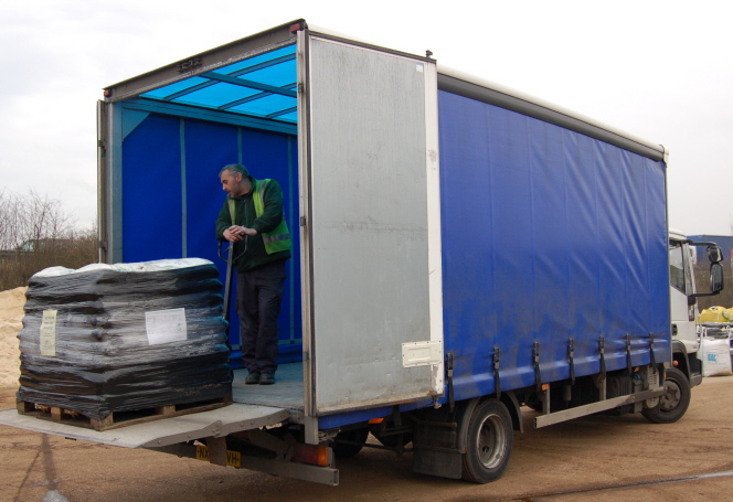 Tail lift delivery truck